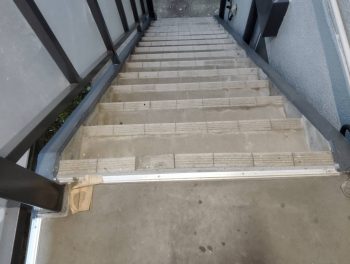 越谷市　外階段滑り止め修繕工事