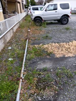 駐車場の除草作業を行いました