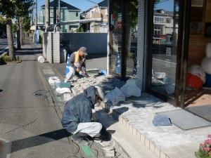 本社入口工事しています。