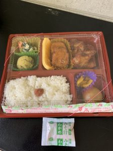 配達のお弁当でランチ♪♪